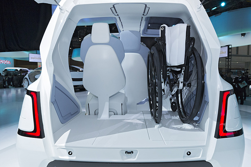 車いすは後部に搭載できる