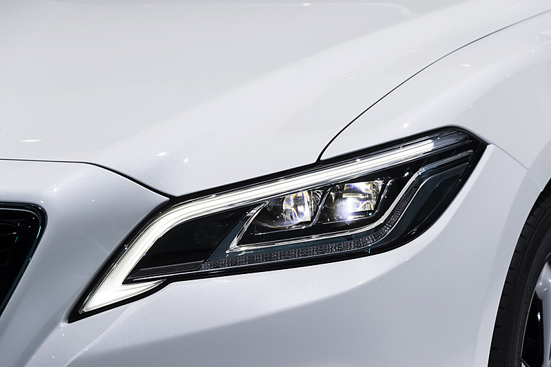 導光タイプのポジションランプと角形ヘッドライトの組み合わせ