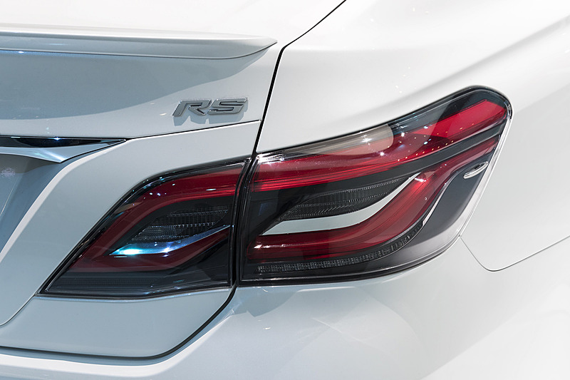 導光タイプのポジションランプと角形ヘッドライトの組み合わせ