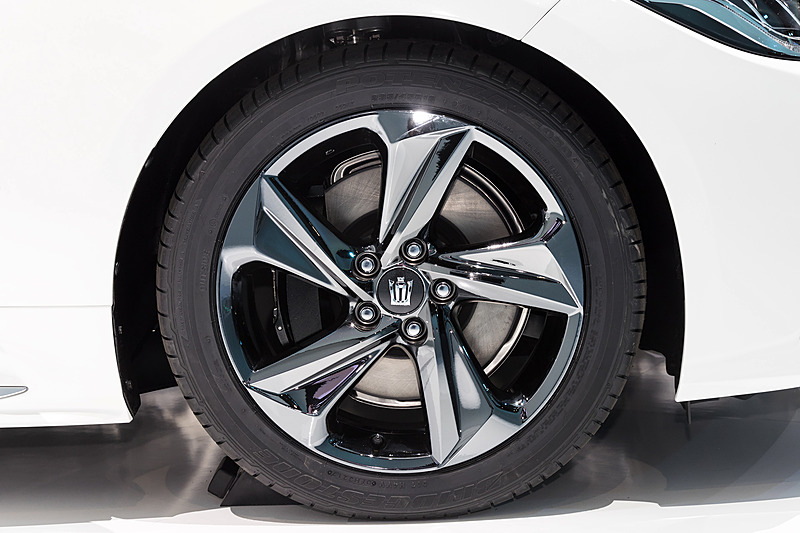 タイヤはブリヂストン ポテンザRE050A。タイヤサイズは前後とも235/45 R18