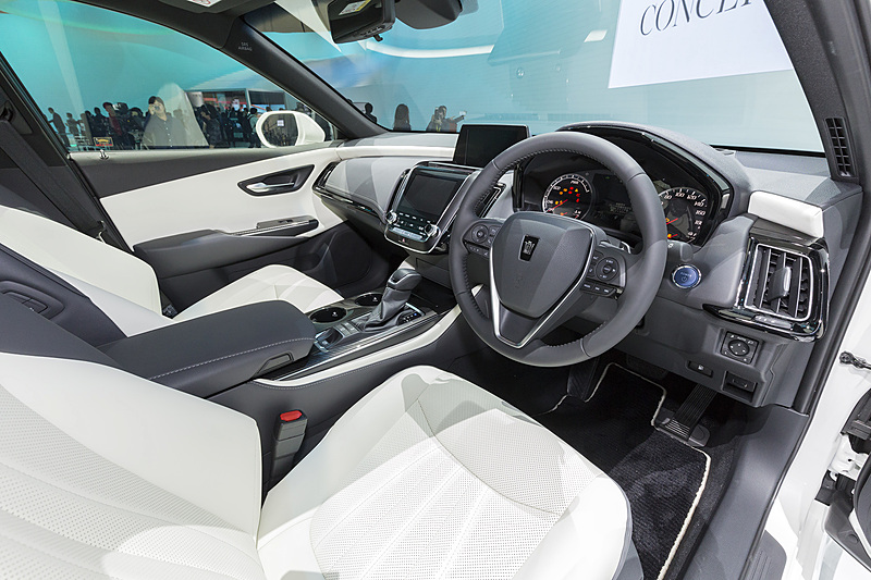 インパネ中央に液晶モニターが並ぶ。ステアリングにはパドルが付いている