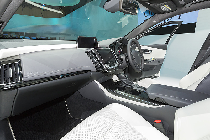 インパネ中央に液晶モニターが並ぶ。ステアリングにはパドルが付いている