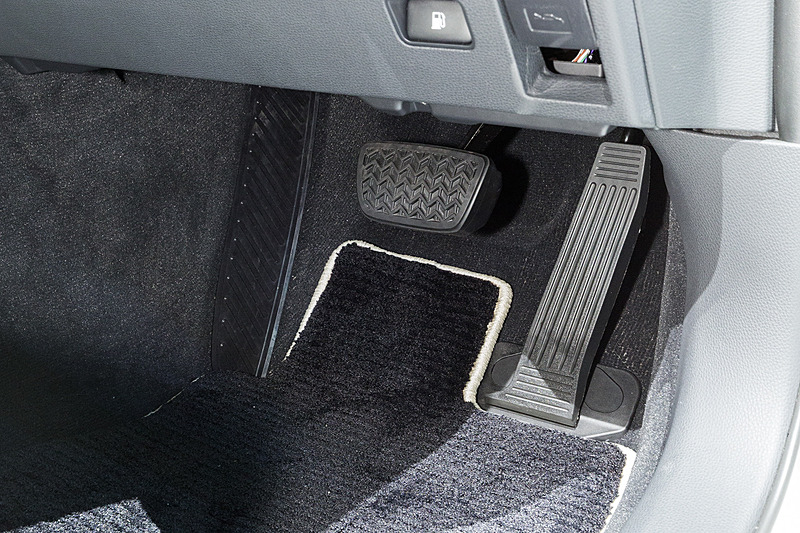 アクセルペダルはオルガンタイプ