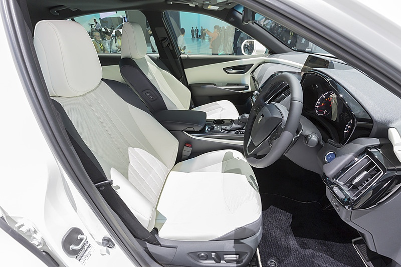 フロントシート。助手席には後席からシートを調整できるボタンが付いている