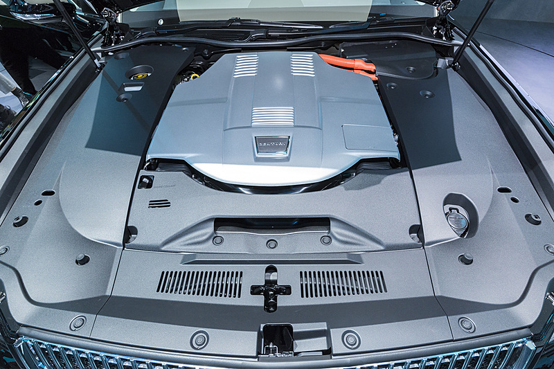 エンジンルームはほぼ全面がカバーで覆われている