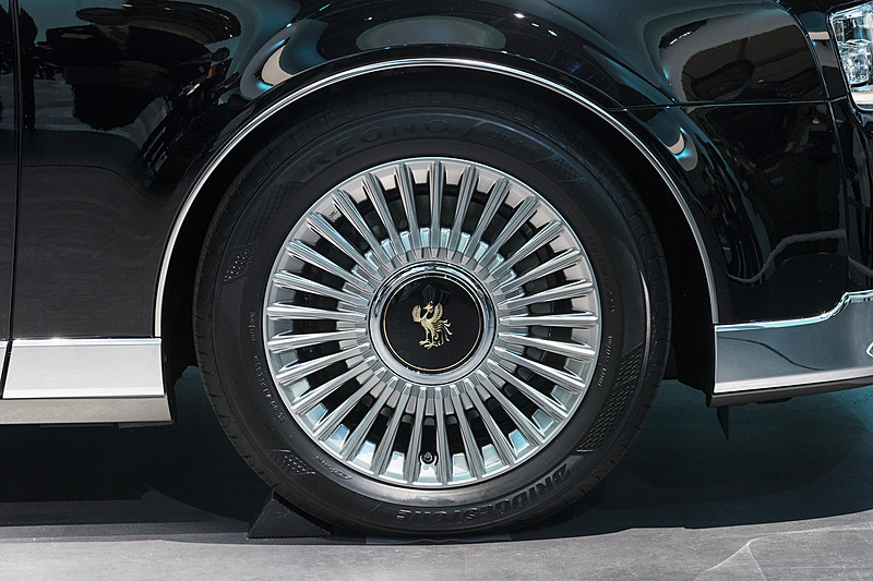 タイヤサイズは225/55 R18