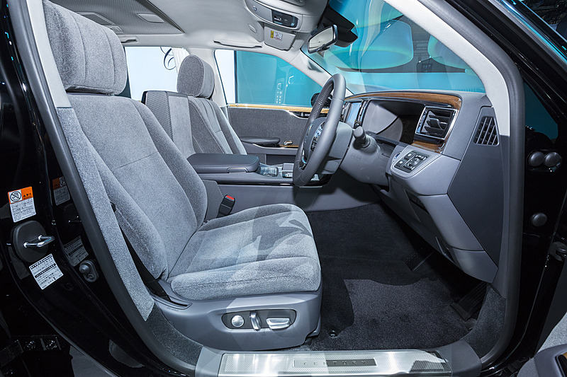 ショーファーカーとはいえしっかりとしたフロントシート