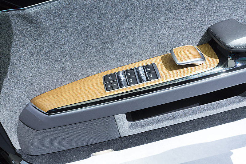 アームレストも高級感溢れる仕上がり