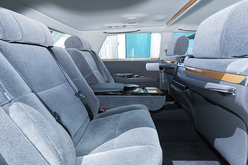 さらに広く豪華になった後席。電動オットマンやリフレッシュ機能も備わる