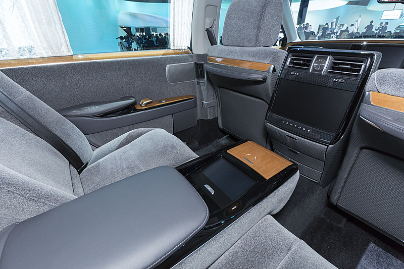 さらに広く豪華になった後席。電動オットマンやリフレッシュ機能も備わる