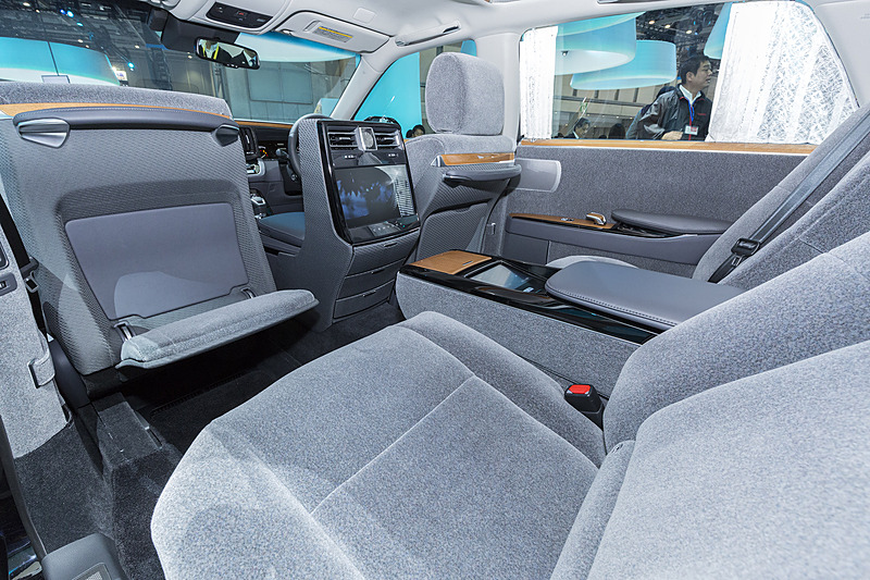 さらに広く豪華になった後席。電動オットマンやリフレッシュ機能も備わる