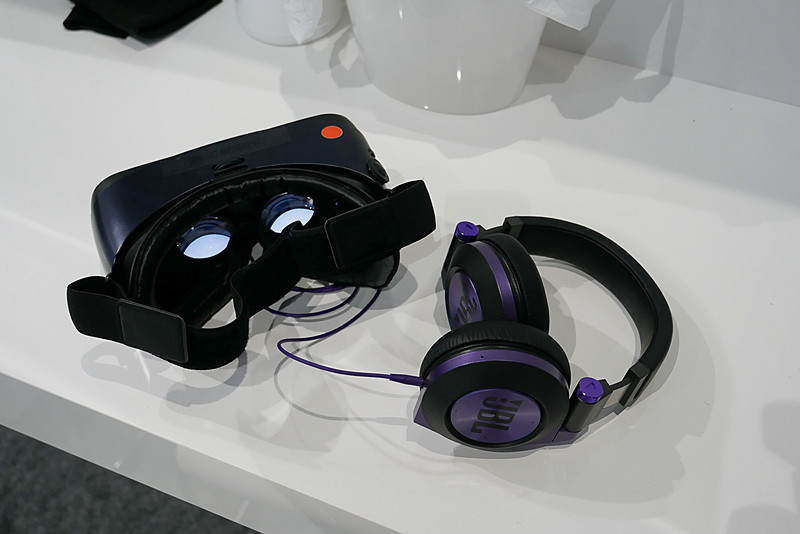 VRヘッドセットを利用して、ITS Connectによる交差点での注意喚起がどのように行なわれるのかを、高い臨場感で体験できる