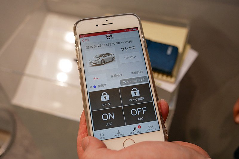 スマートフォンにクルマのキーをダウンロードすることで、スマホをかざすだけでクルマに乗れるようになる