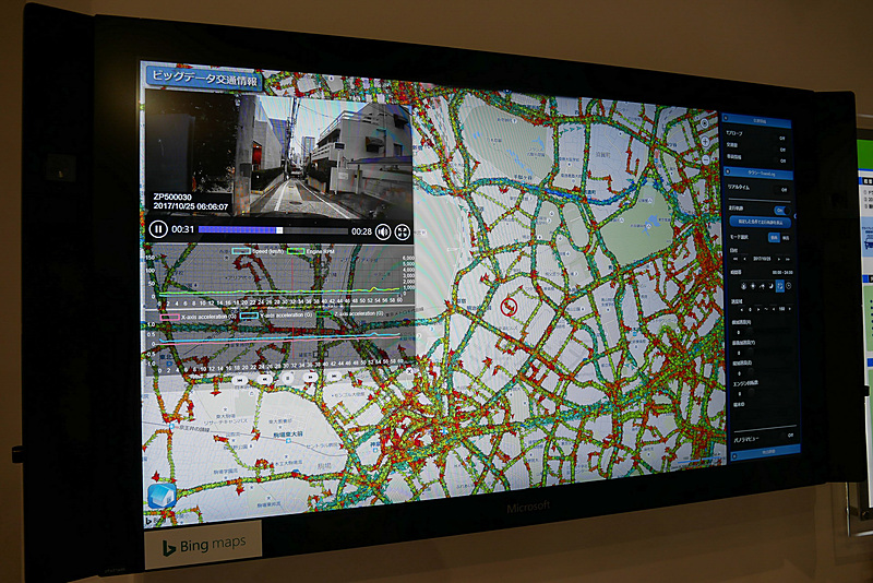 通信型ドライブレコーダー活用事例の展示コーナー。実際に実験に参加している500台のタクシーの状況がリアルタイムで表示されている
