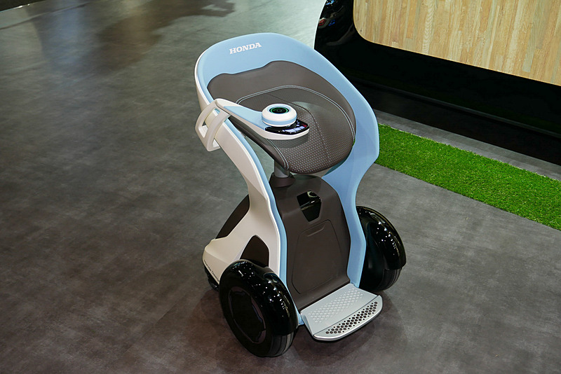 椅子に座ったままのような感覚で移動できる「Honda チェアモビ Concept」。自動改札機も通れるコンパクトさがウリ