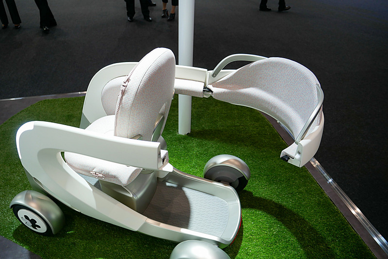 後方の人は立つように乗り、前に座っている人とのふれあいも容易。家族の絆を高め、社会とのつながりを促進する狙いがあるという