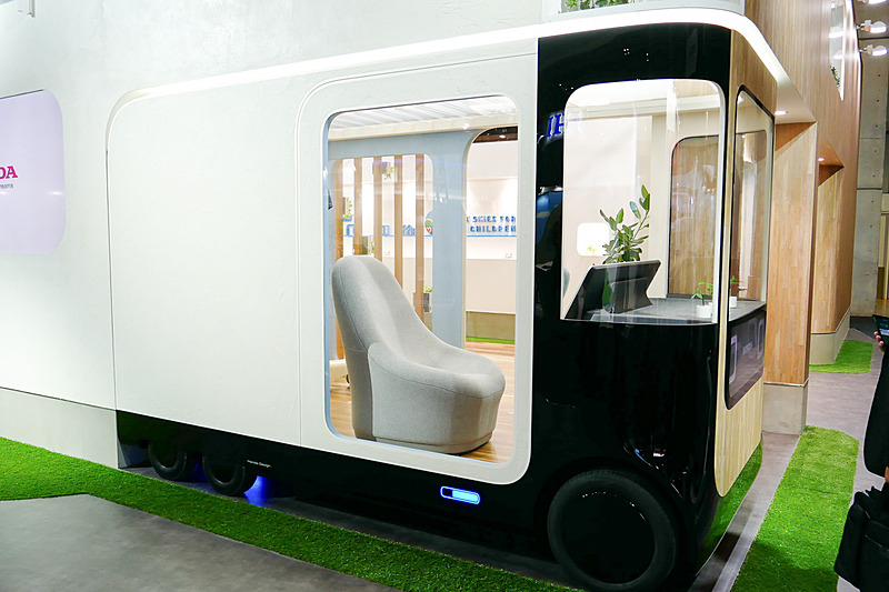 家とクルマがシームレスにつながるコンセプトカー「Honda 家モビ Concept」。部屋がクルマとなり街に出掛けられることで、これまでにないライフスタイルを実現