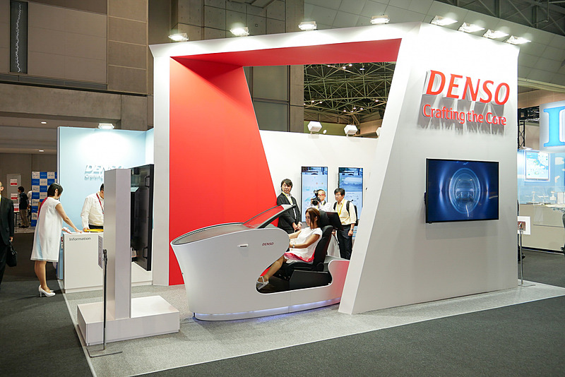 デンソーブースでは、自動運転を体感できるコックピットシステムや、コネクテッドソリューションなどを展示