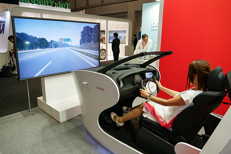 自動運転を体感できるコックピットシステム「ハーモニアス・コミュニケーション・コックピット」