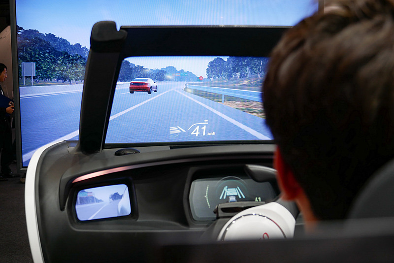 大型ヘッドアップディスプレイや電子ミラーが備わり、自動車専用道路の合流など複数の運転支援を体感できる