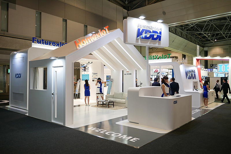 KDDIブースでは、AR（拡張現実）技術や画像認識技術を応用したサービスに関する展示を行なっている