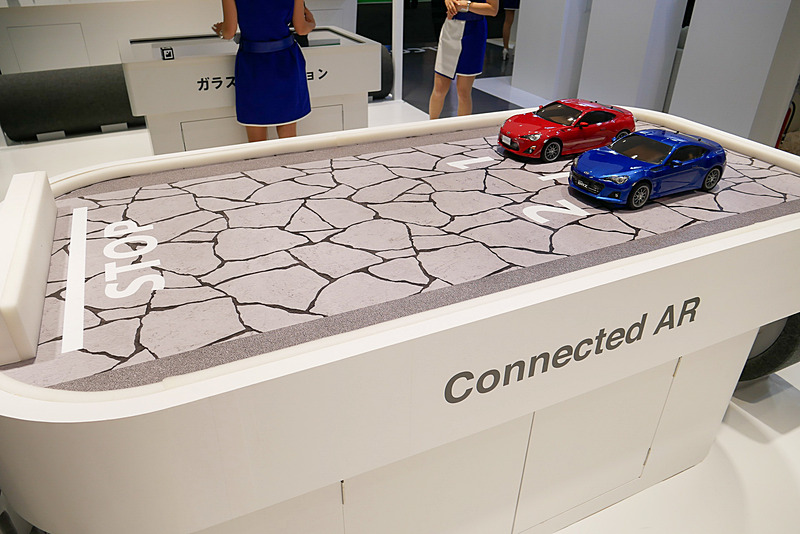 AR技術と画像認識技術を組み合わせ、スマートフォンでカーシェアリングサービスなどの予約を行なうデモ