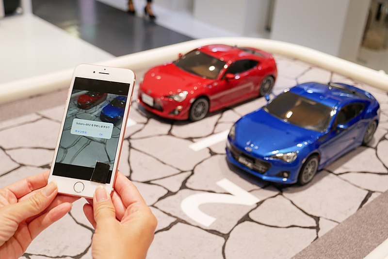 借りたい車種をスマートフォンのカメラでとらえるだけで、クルマの予約が行なえる