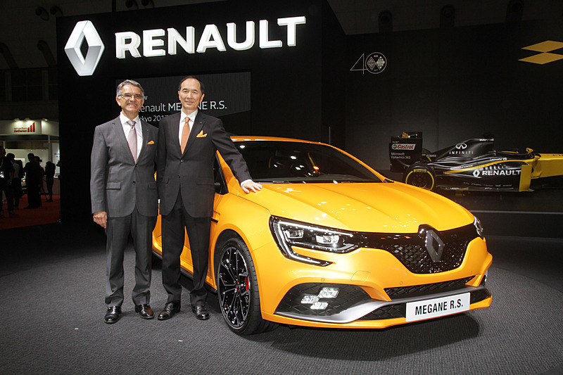フランクフルトモーターショーに次ぎルノーブースで披露（ジャパンプレミア/参考出展）された新型「メガーヌ R.S.」を紹介するルノー・ジャポン 大極司代表取締役社長（右）とルノー・スポール・カーズ ジェネラル・マネージャー パトリス・ラティ氏（左）