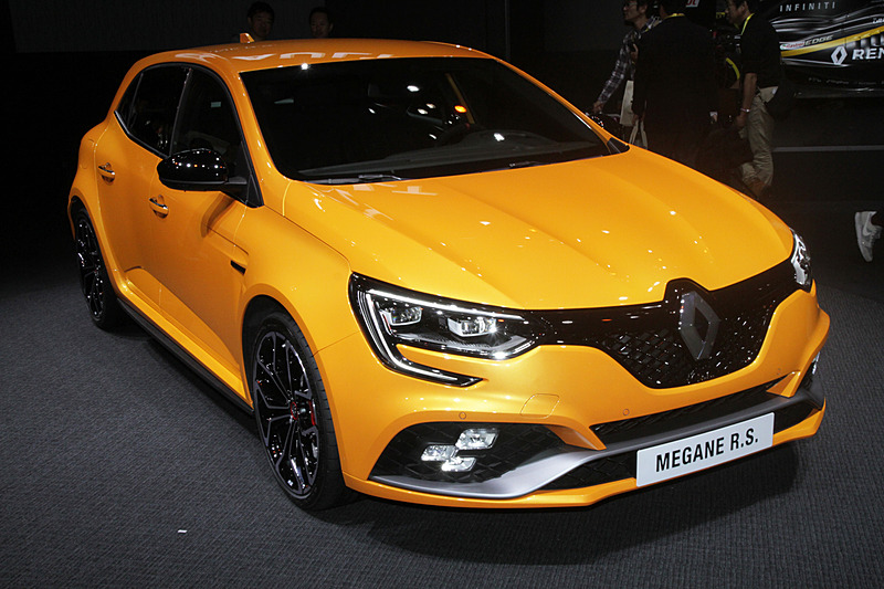 新型メガーヌ GTに比べてフェンダーがフロント60mm、リア45mm幅広くなりスポーティなボディラインにワイドトレッドが印象的。新しい専用のボディカラーは新色の「オランジュ トニック」