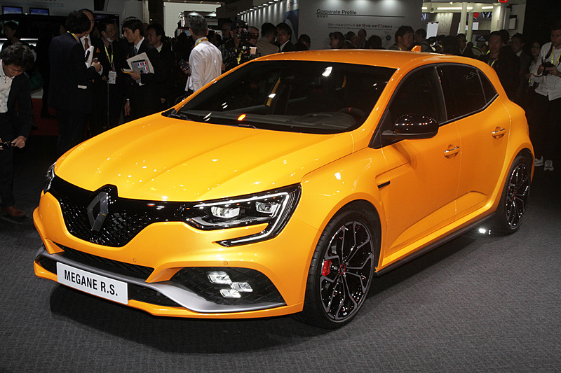 新型メガーヌ GTに比べてフェンダーがフロント60mm、リア45mm幅広くなりスポーティなボディラインにワイドトレッドが印象的。新しい専用のボディカラーは新色の「オランジュ トニック」