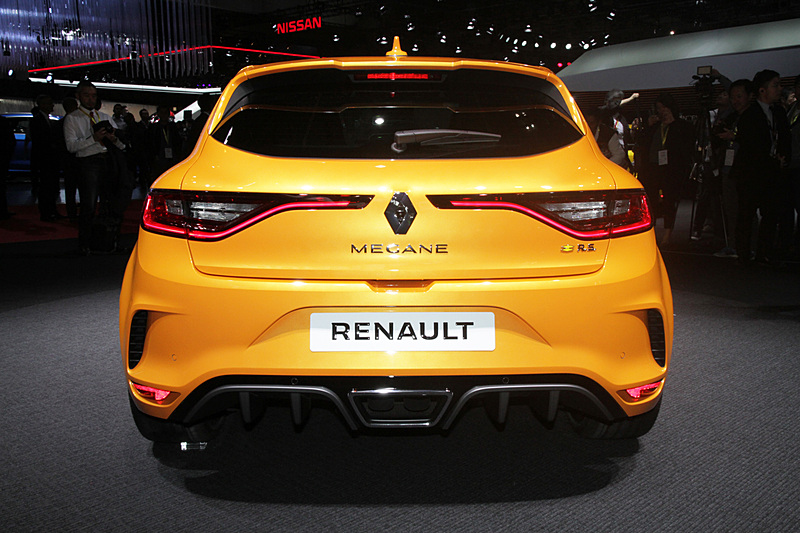 新型メガーヌ GTに比べてフェンダーがフロント60mm、リア45mm幅広くなりスポーティなボディラインにワイドトレッドが印象的。新しい専用のボディカラーは新色の「オランジュ トニック」