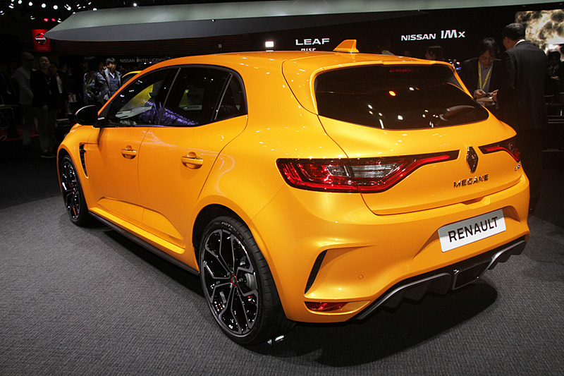 新型メガーヌ GTに比べてフェンダーがフロント60mm、リア45mm幅広くなりスポーティなボディラインにワイドトレッドが印象的。新しい専用のボディカラーは新色の「オランジュ トニック」