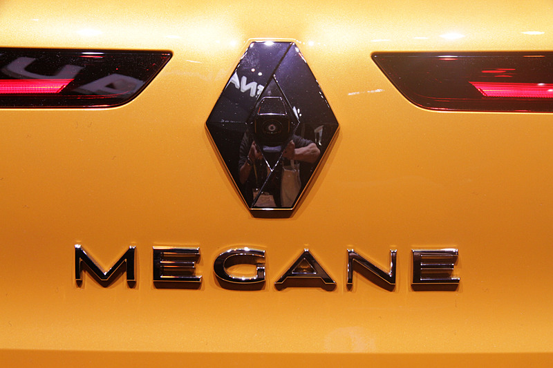 リアのコンビランプはLEDを採用した切れのある印象的なデザイン。中央には存在感のあるルノーのロゴマークを配す