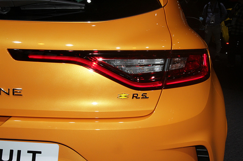 リアのコンビランプはLEDを採用した切れのある印象的なデザイン。中央には存在感のあるルノーのロゴマークを配す