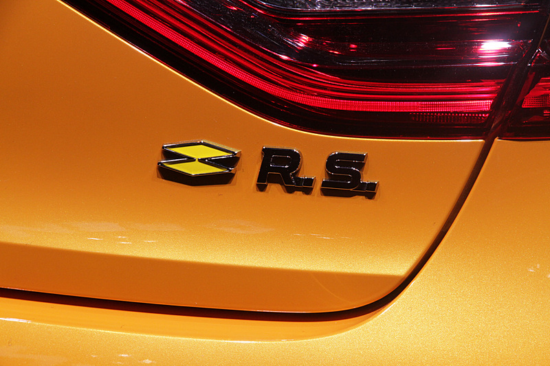 市販車としては初めて「R.S.」のロゴがリアに取り付けられた