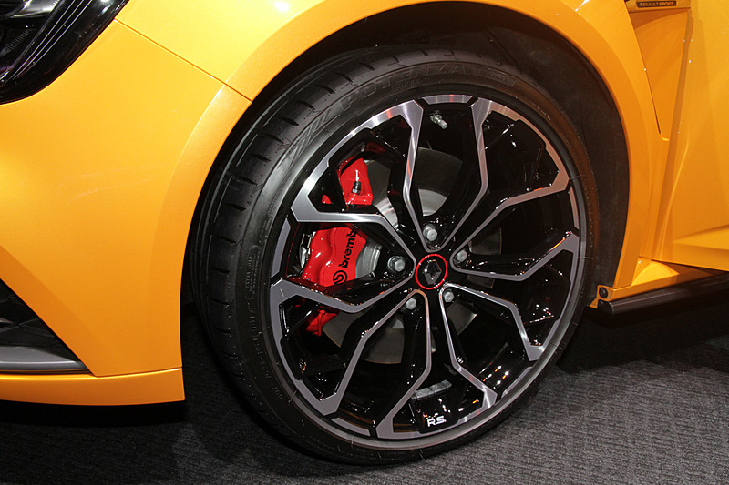 シャープなデザインのホイールに245/35 R19タイヤを装着