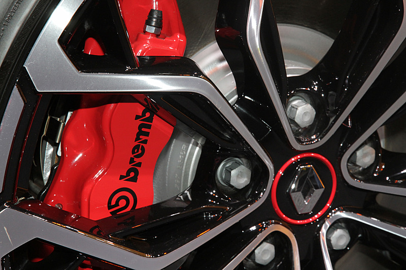 シャープなデザインのホイールに245/35 R19タイヤを装着