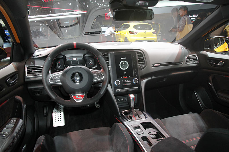 随所に赤のステッチが施されたスポーティーな印象のコクピット。ステアリングには「R.S.」のロゴも配される