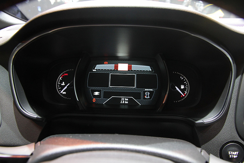 随所に赤のステッチが施されたスポーティーな印象のコクピット。ステアリングには「R.S.」のロゴも配される