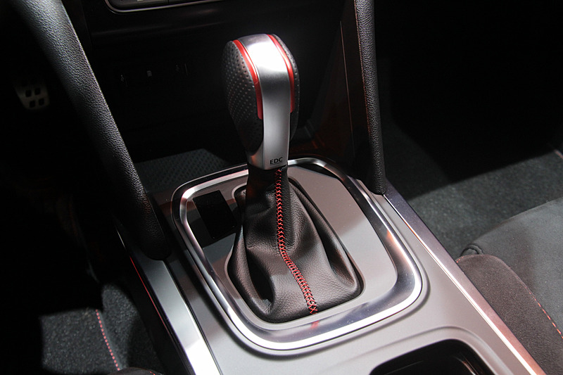 シフトはアルミとレザーのコンビネーションが絶妙なグリップ感