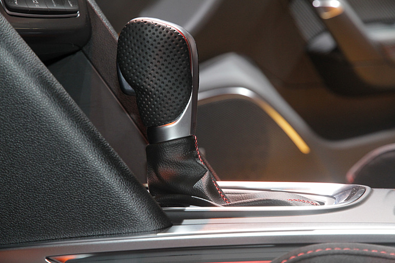 シフトはアルミとレザーのコンビネーションが絶妙なグリップ感