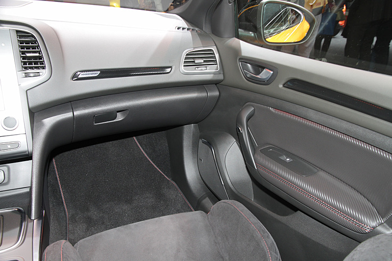 スカッフプレートやグローブボックス上部にもルノースポールのロゴが配される