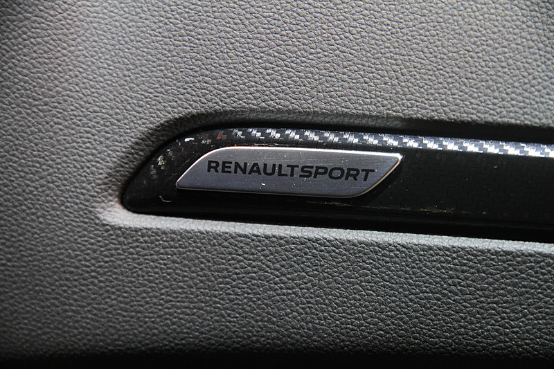 スカッフプレートやグローブボックス上部にもルノースポールのロゴが配される