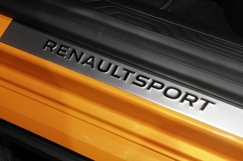 スカッフプレートやグローブボックス上部にもルノースポールのロゴが配される