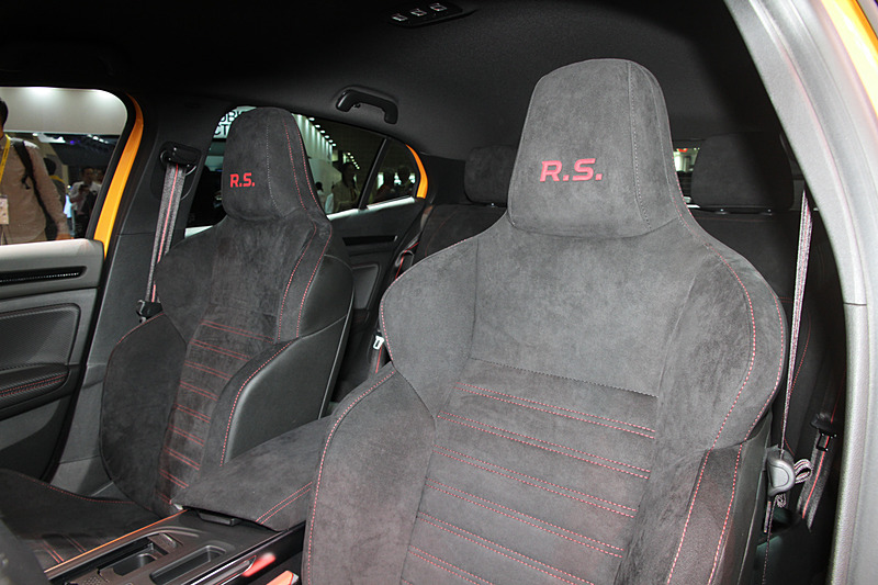 表皮にアルカンターラを採用したスポーティーなバケットシート