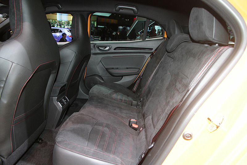 表皮にアルカンターラを採用したスポーティーなバケットシート