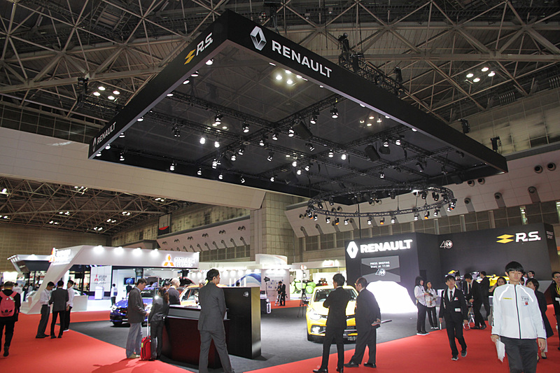 ルノーのモータースポーツへのパッションを全面に打ち出したルノーブース