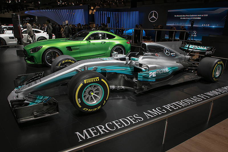 ブース中央通路沿いにはメルセデスF1マシンとAMG GTが展示されている
