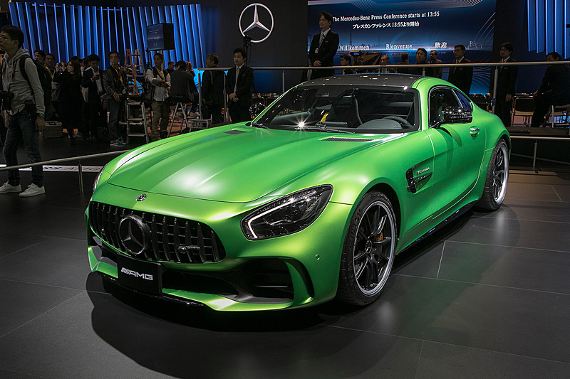 ブース中央通路沿いにはメルセデスF1マシンとAMG GTが展示されている