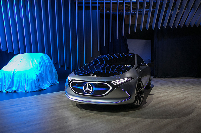 ステージに自走で登場した「Concept EQ A」。燃料電池車なので当然音はなく静かに走行する